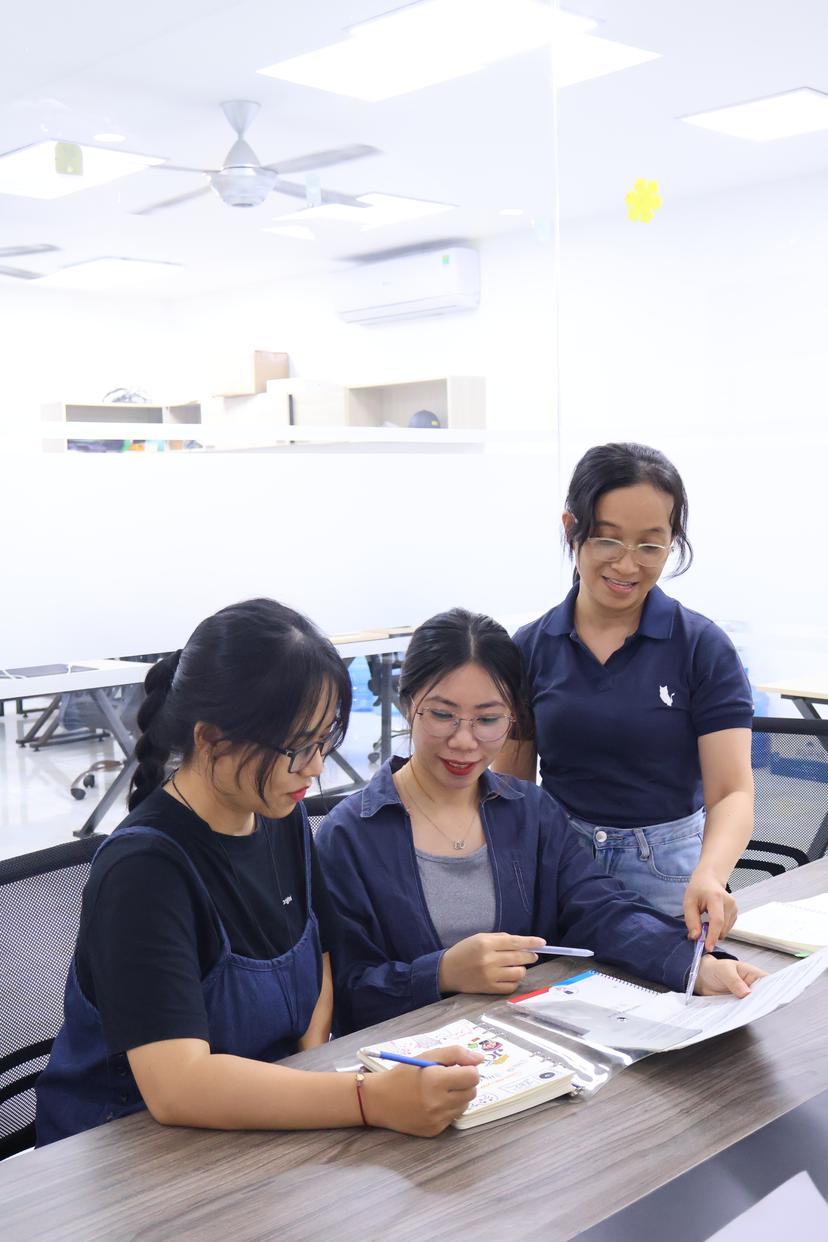 Weekly English Club – <br/>Enhancing Global Communication